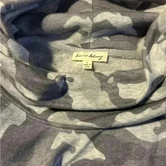 Women’s Jane and Delancey Camo Cowl Neck Pull Over, Large - Picture 5 of 5